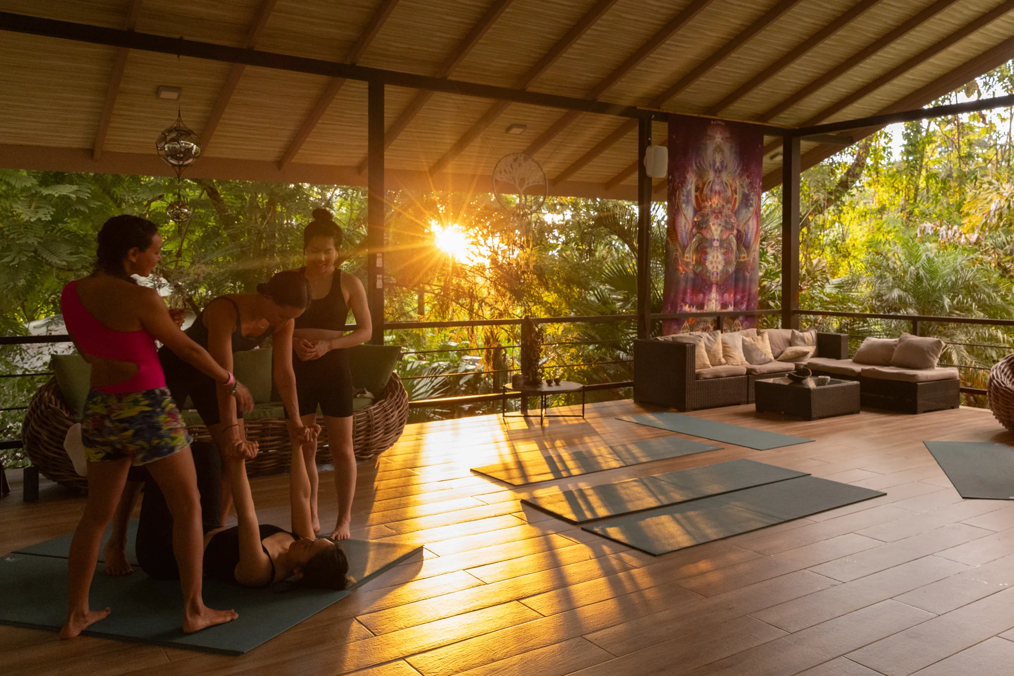 Acroyoga en el Yoga Chalet al atardecer