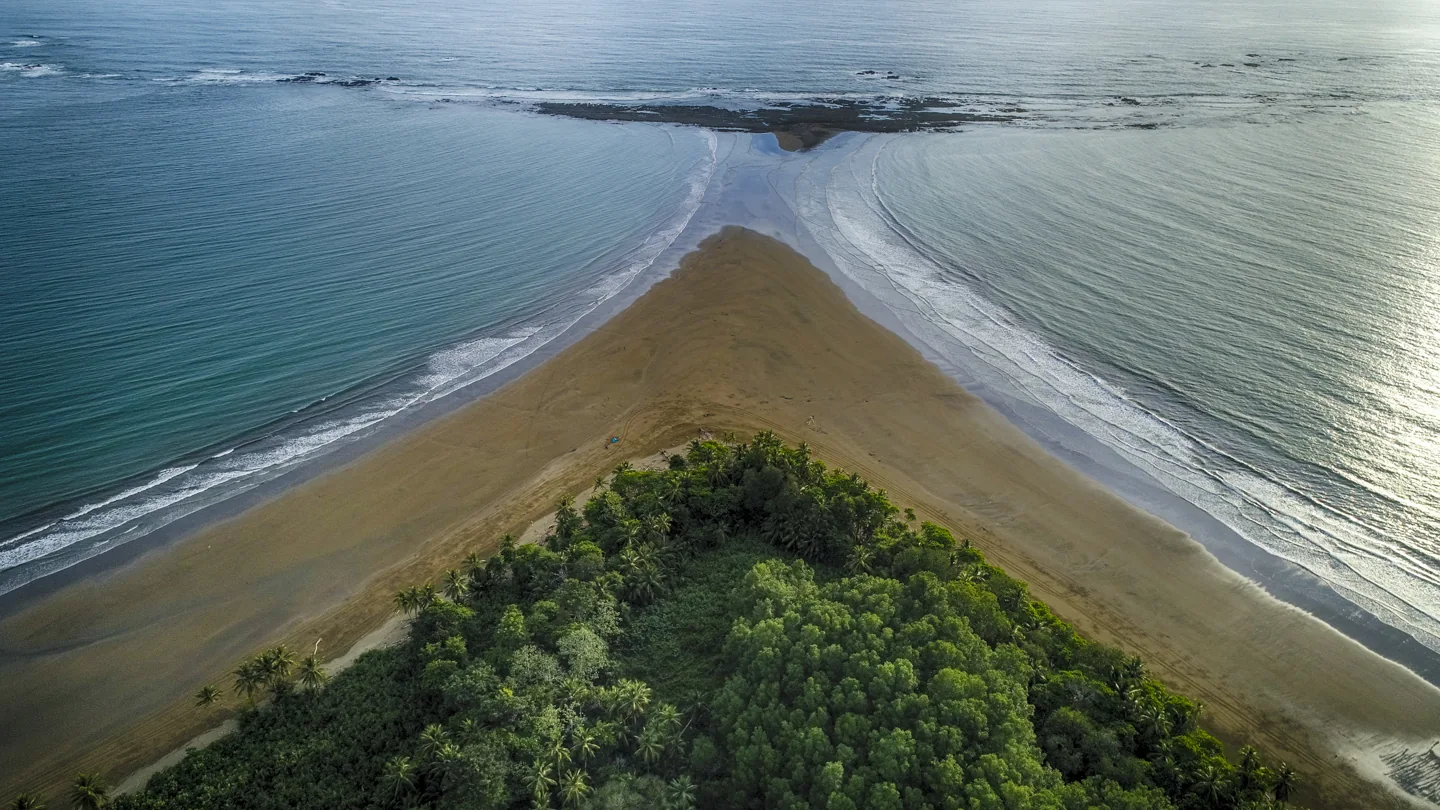 El banco de arena con forma de cola de ballena en Marino Ballena, cerca de Uvita