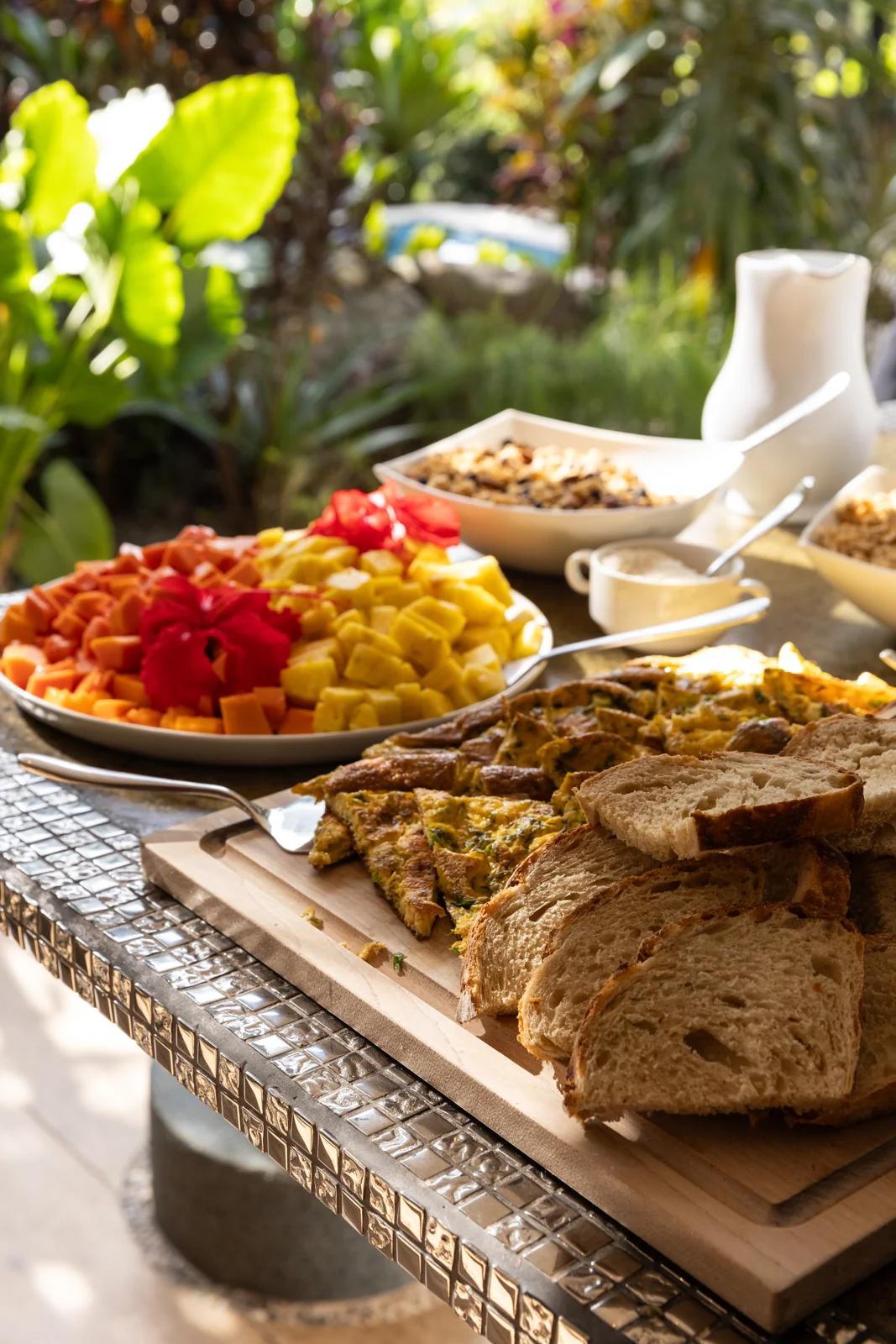 Desayuno con fruta tropical fresca