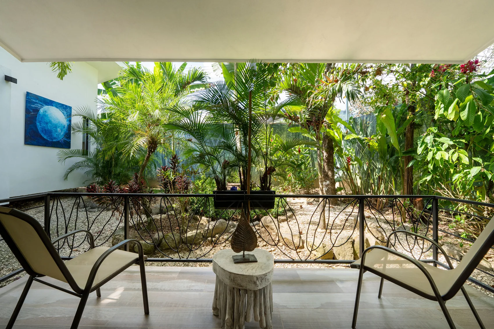 Terraza de Garza con vistas a las plantas tropicales