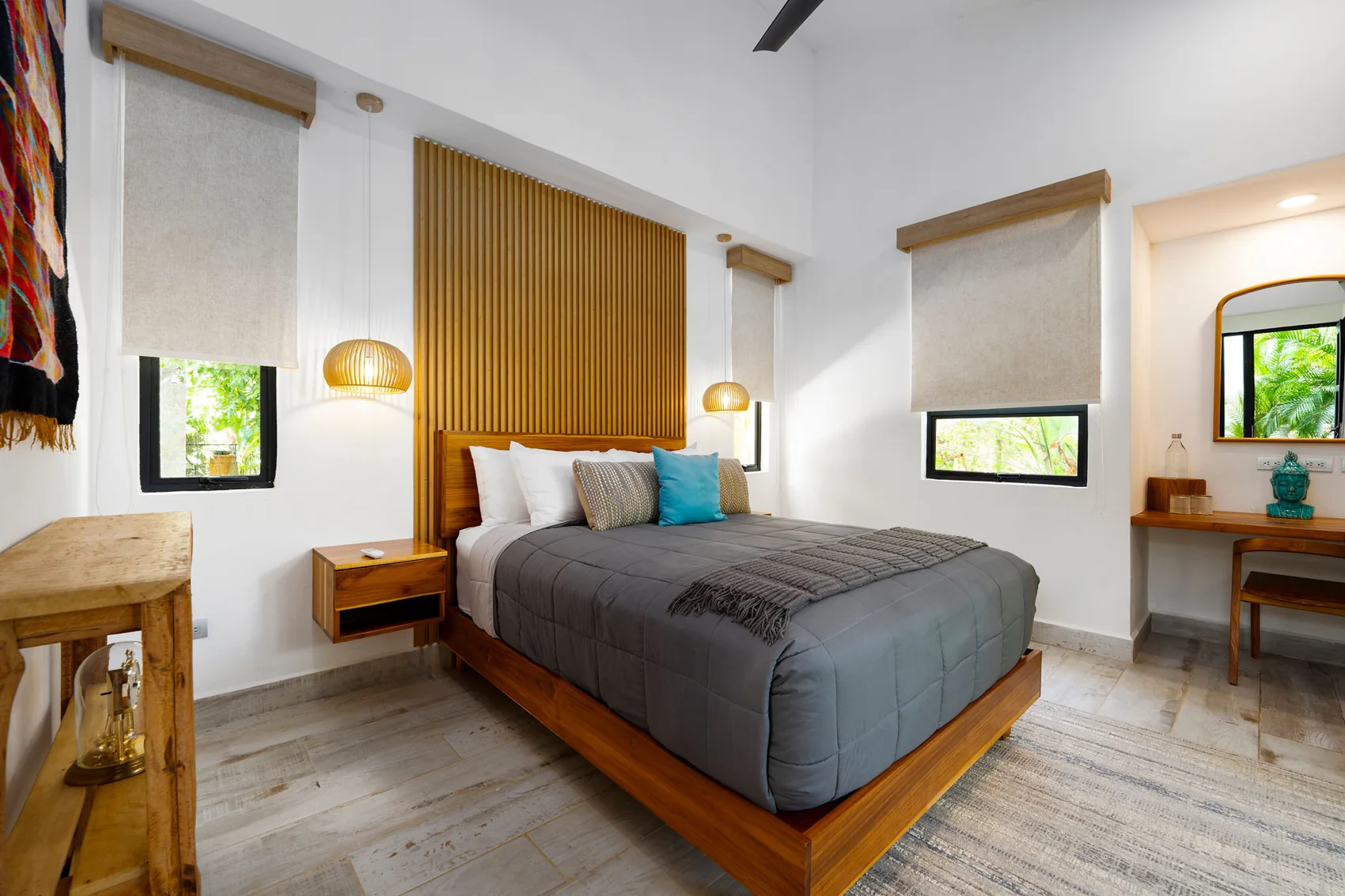 Dormitorio de Coco con escritorio
