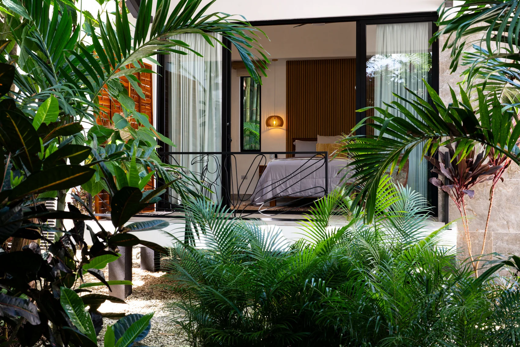 Una Garden Casita entre plantas tropicales