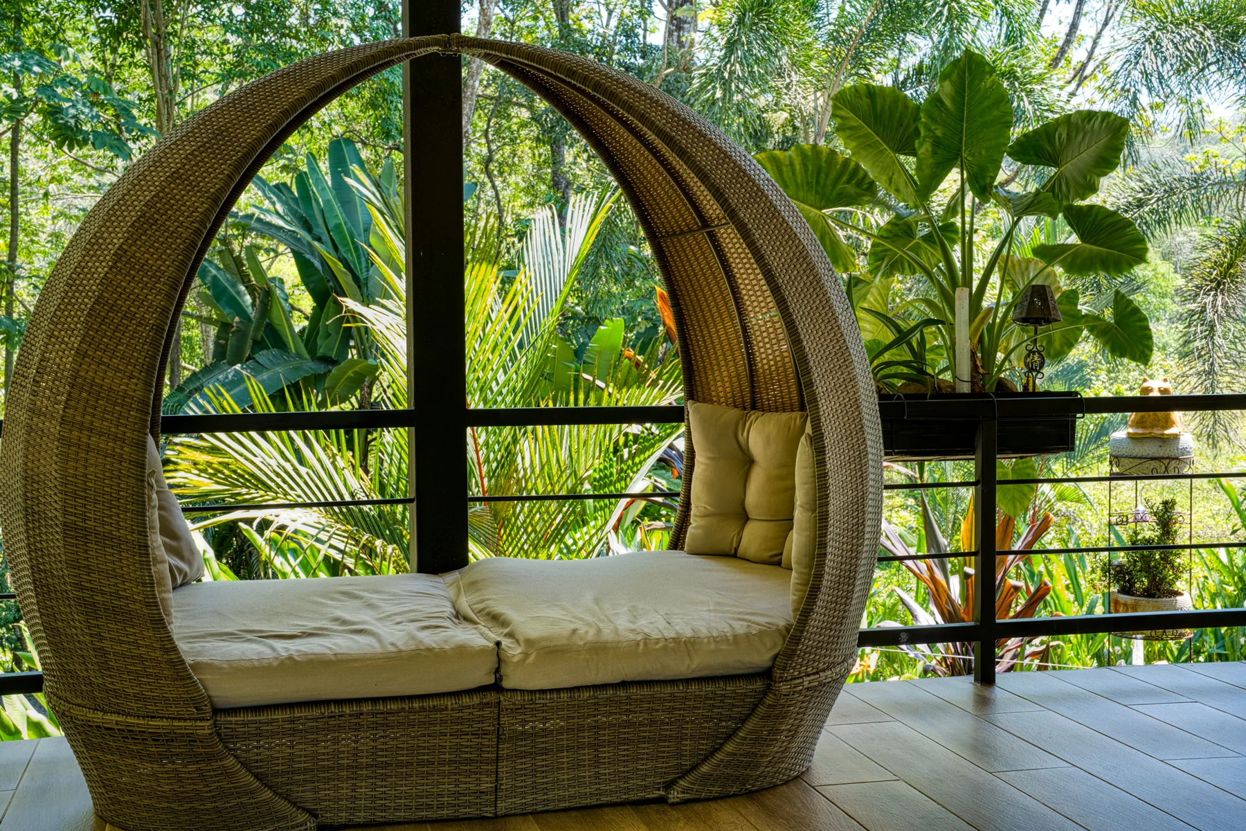 Una cama de descanso circular sobre los jardines