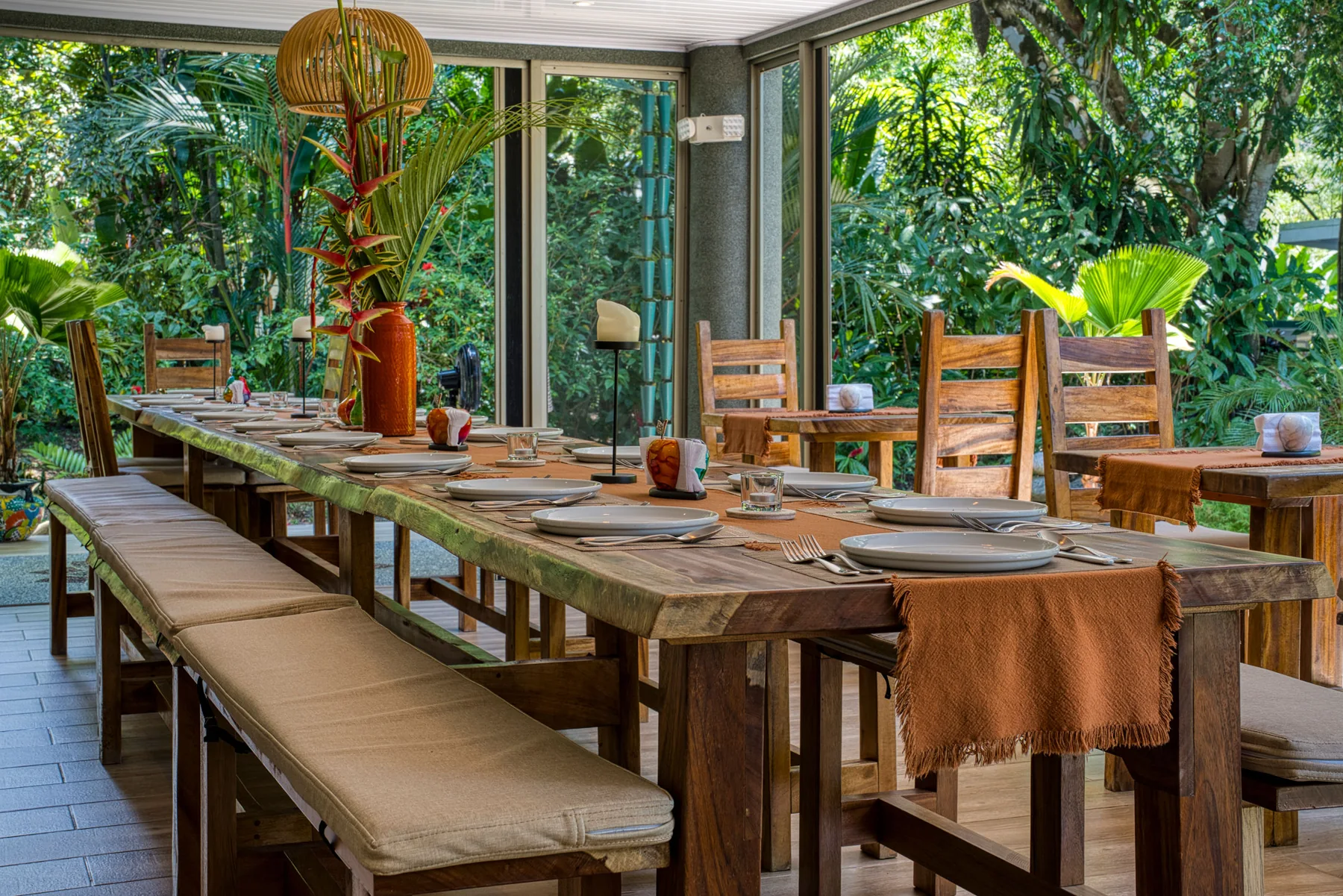 La mesa lista para una comida en grupo