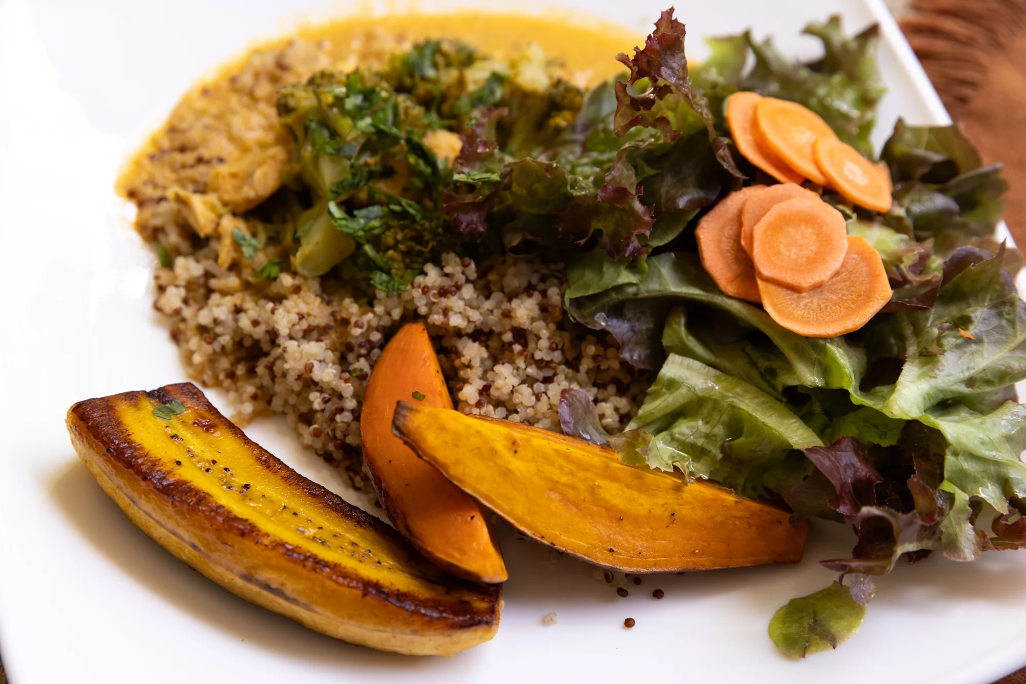 Almuerzo con plátanos, granos, verduras y hojas verdes