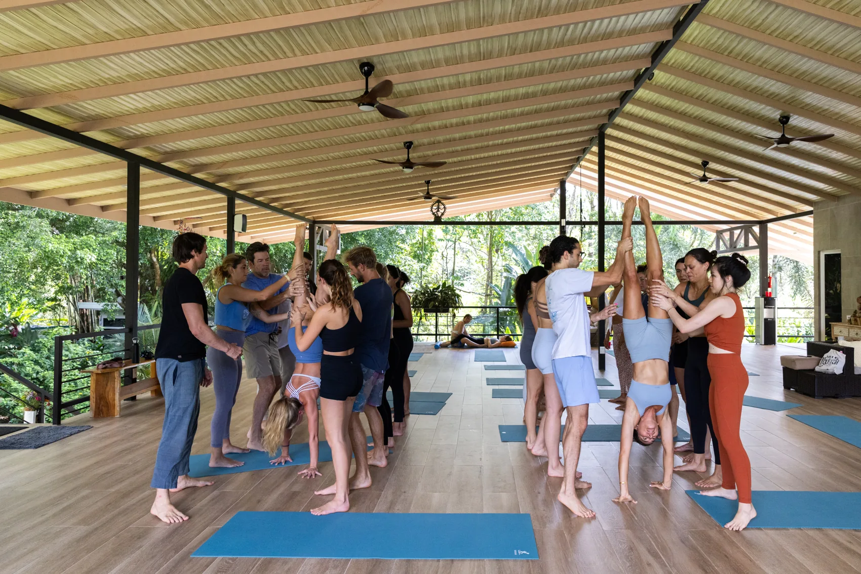 Práctica de paradas de manos con apoyo en el Yoga Chalet
