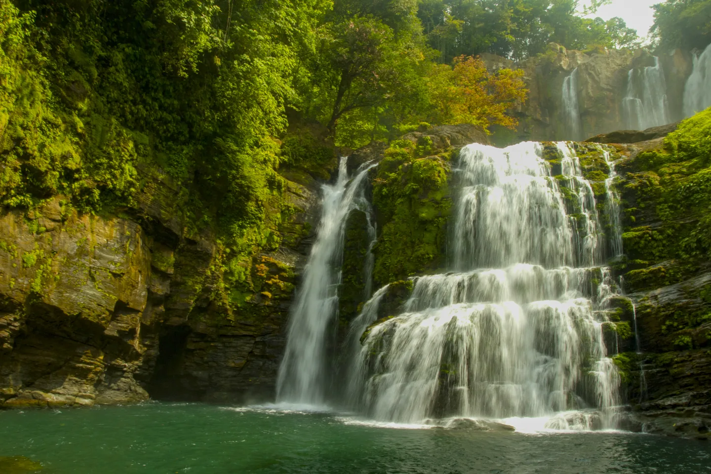 Una catarata en el paisaje verde alrededor de Uvita