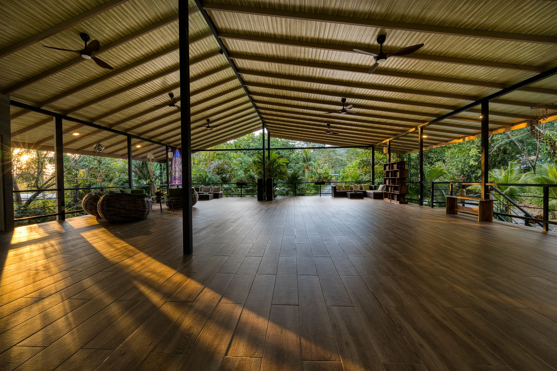 El Yoga Chalet al anochecer