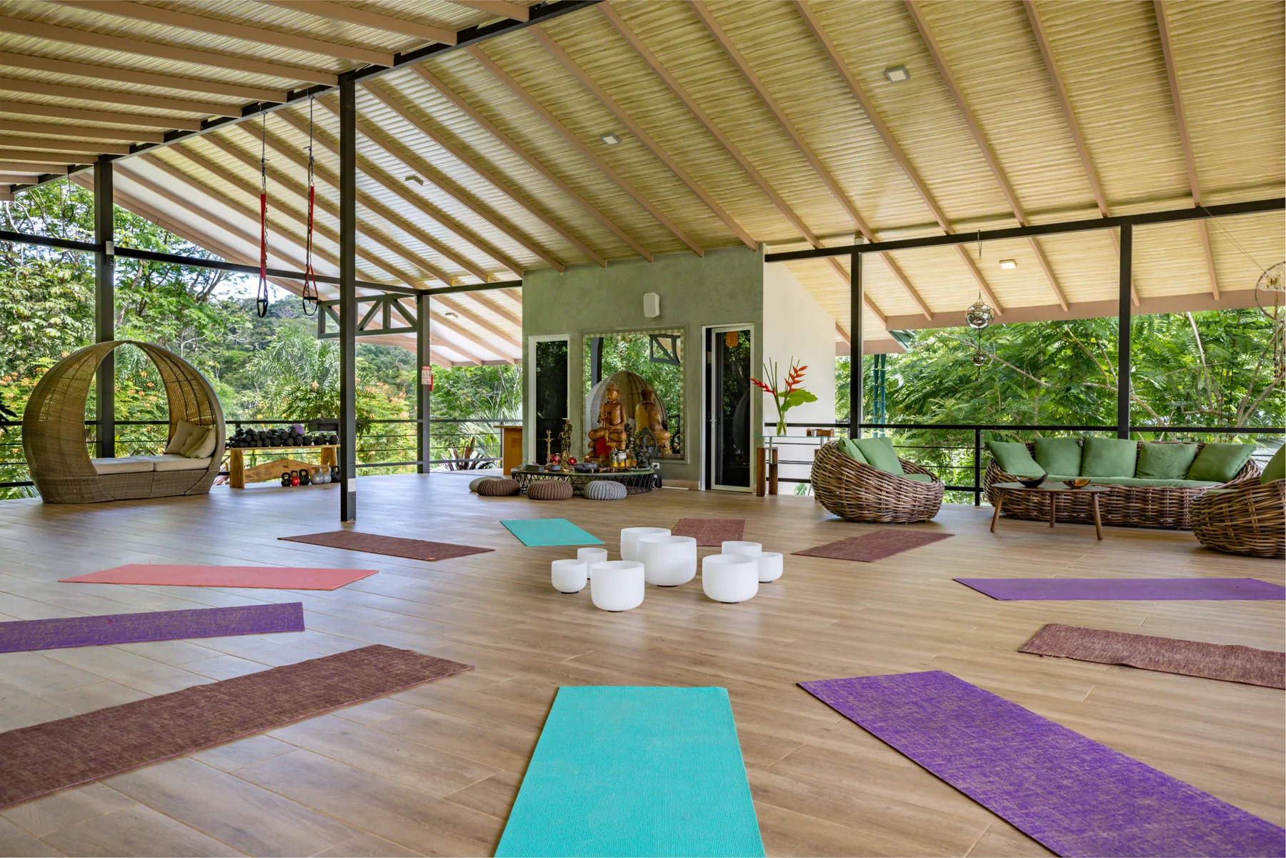 Esterillas y cuencos sonoros en el Yoga Chalet